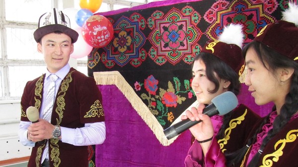 В майлуусуйской школе-гимназии между старшеклассниками провели состязание «Кыз – жигит Сармерден»