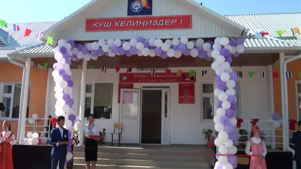 Окуучулар 3 нөөмөт менен окуп келген Өзгөндөгү мектепке 16,4 млн сомго кошумча окуу имараты курулду