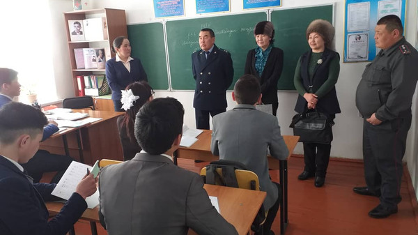 Ак-Талаадагы 4 мектепте зордук-зомбулукка жол бербөө боюнча иштер жүргүзүлүүдө (сүрөт)