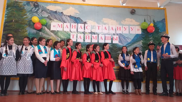 Чоң-Алайда окуучулар арасында «Манас таануу» таймашы өтүп, жеңүүчүлөр аныкталды (сүрөт)