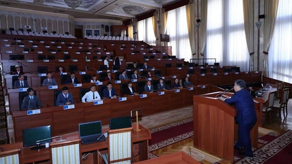 Кызарттагы мектептин алдыңкы окуучулары Жогорку Кеңештин иши менен таанышты (сүрөт)
