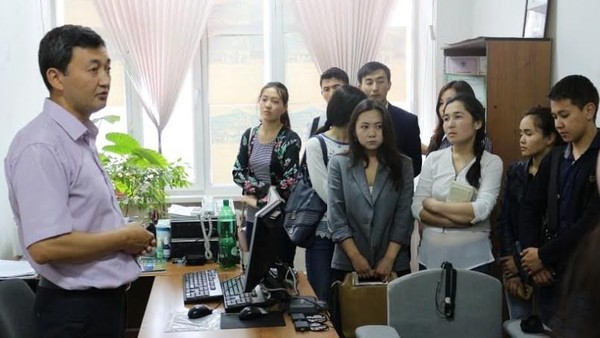 На дне открытых дверей в Госкадровой службе студенты узнали, как работает детектор лжи