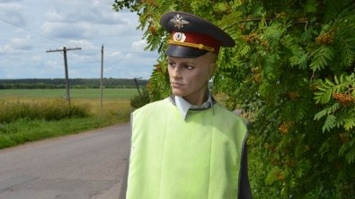 В Ноокенском районе у школ вдоль трассы Бишкек-Ош выставили манекены сотрудников ГУОБДД