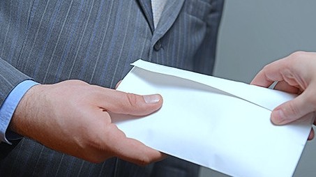 Директора профлицея Кочкор-Аты задержали при получении взятки от поставщика продуктов питания