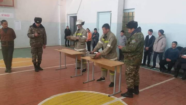 Бакай-Атадагы окуучулар менен мугалимдерге өрттөн кантип сактануу керектигин айтышты (сүрөт)