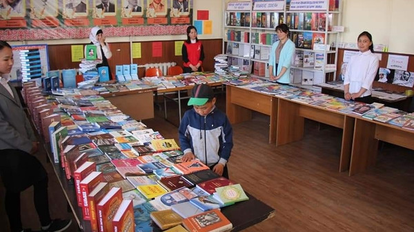 Жумгалдын Куйручук айылындагы китепканага 1,5 миң китеп чогултуп беришти (сүрөт)