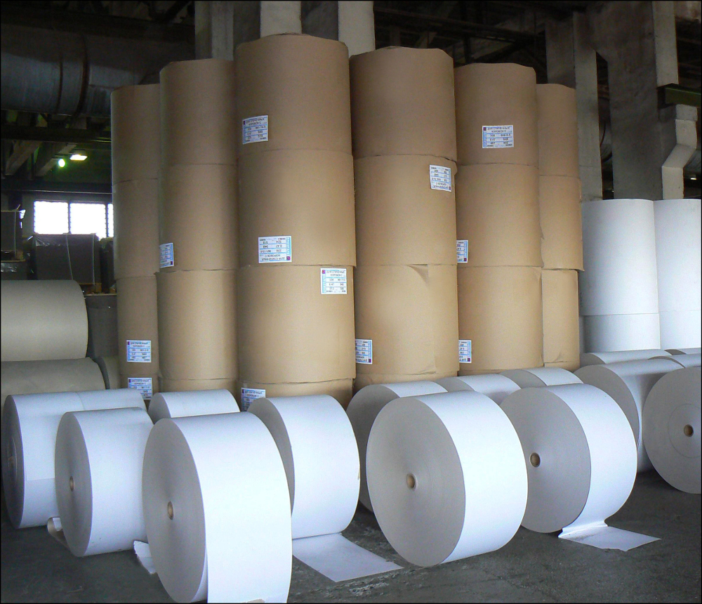 Производители картона и бумаги в россии. Рулон бумаги. Картон (бумага). Бумага в рулонах для производства. Картон в рулонах.