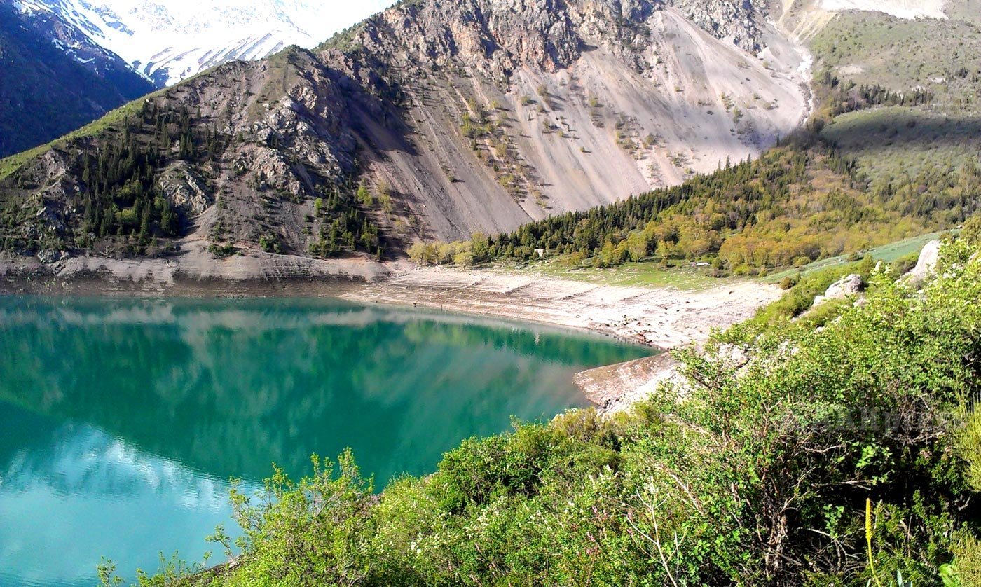 Озеро Кара Суу в Киргизии
