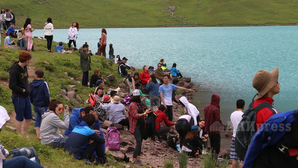 Туристы на озере Коль-Тор