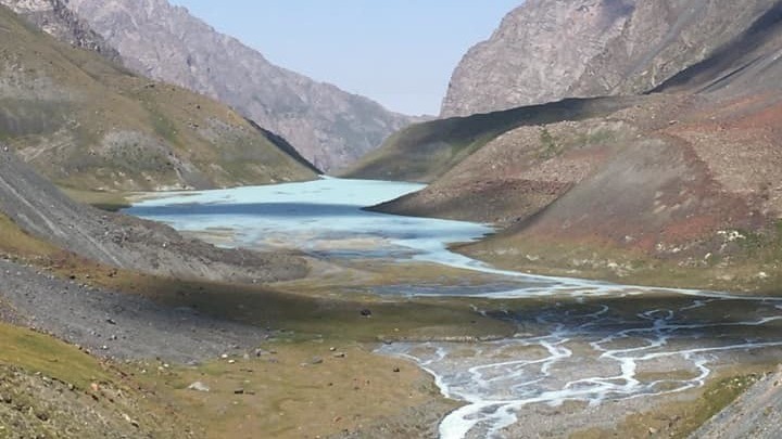 Фото — Жайлоо в Иссык-Ате, названное в честь необычного расколотого камня