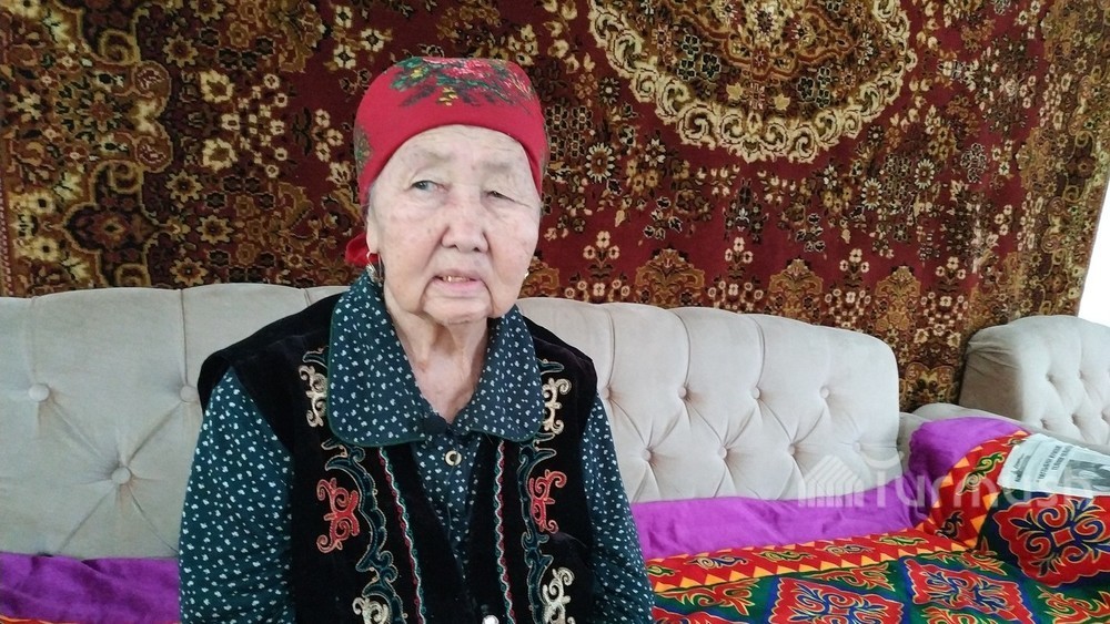 Заслуженный деятель культуры Шарипа Исабекова долгие годы хранила приглашение на свадьбу Таттыбубу Турсунбаевой. Фото