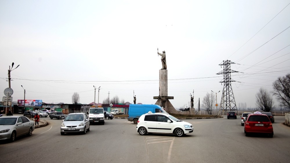 памятник барсбеку ош. мост ош киргизия. г. ош западный. город ош микрорайон западный.