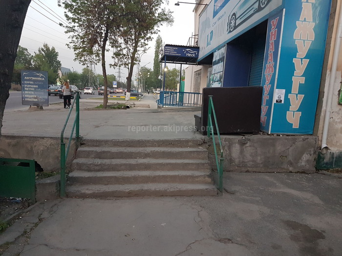 Читатель просит установить пандус на тротуаре участка ул.Медерова (фото)