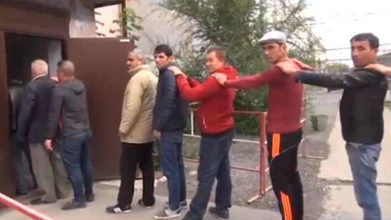 Задержанные таджики в москве