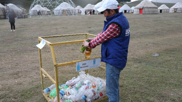 80 кг пластиковых бутылок за день: Как охраняют окружающую среду на Кырчыне? — Экология АКИpress